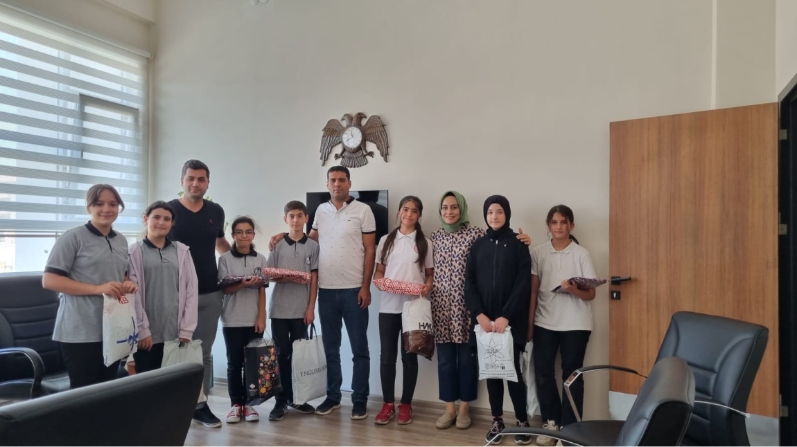 Bursluluk Sınavını Kazanan Öğrencilerimize Hediye Verildi